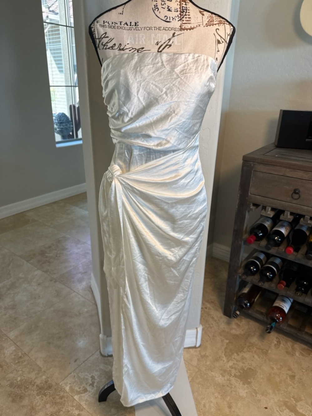 ⸻
SELFIE LESLIE White Satin Strapless Maxi Dress NWT Size Medium Elegant Slit - Picture 2 of 6